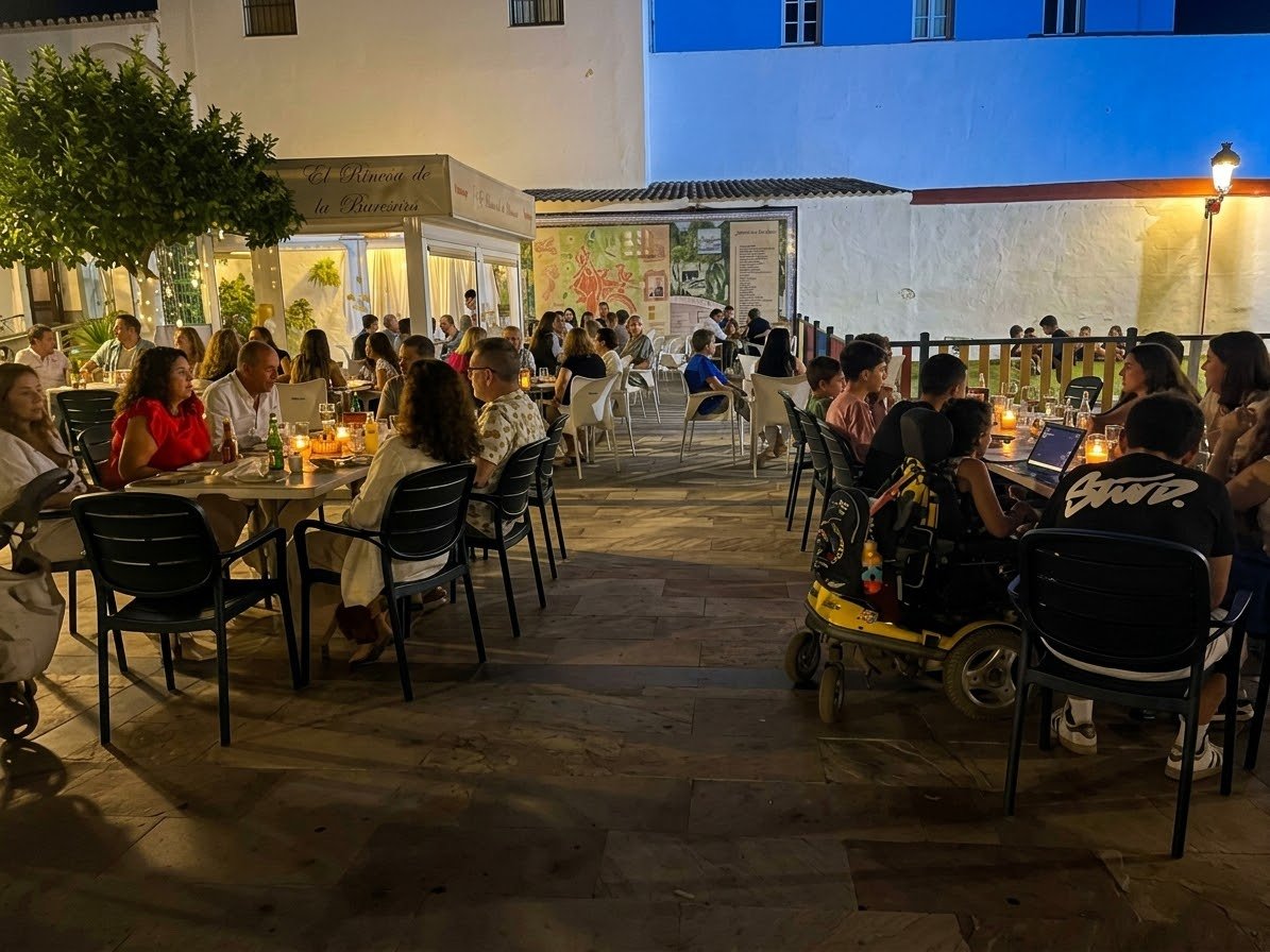 Terraza de MarAnDa en la Plaza de la Constitución de El Ronquillo, con mesas y velas al anochecer